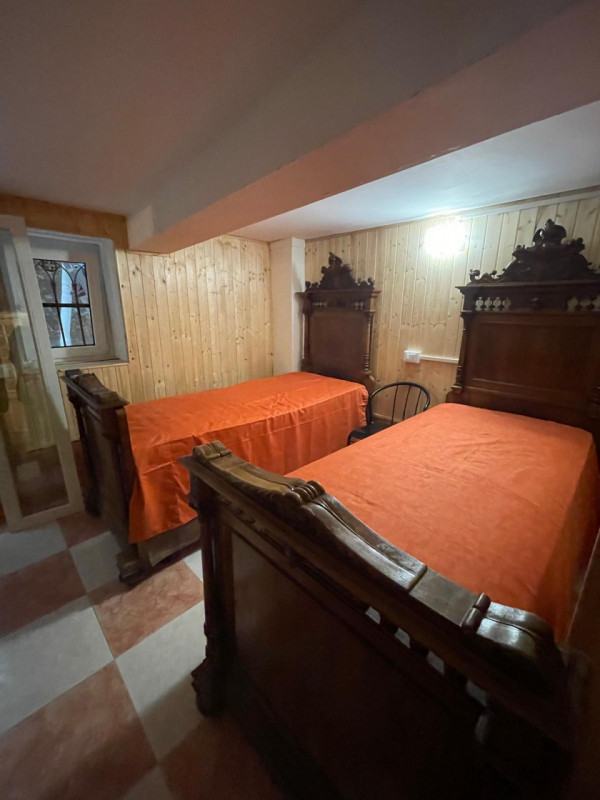 Affittasi appartamento porta sola, piano terra e primo composto da: tre camere, tre bagni, per qu...