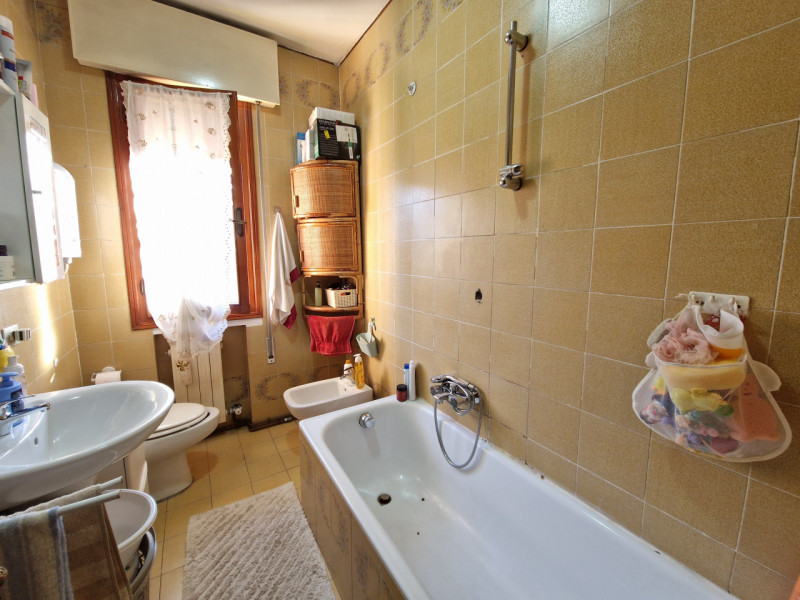 in posizione tranquillissima, appartamento al terzo e ultimo piano composto da ingresso, soggiorn...