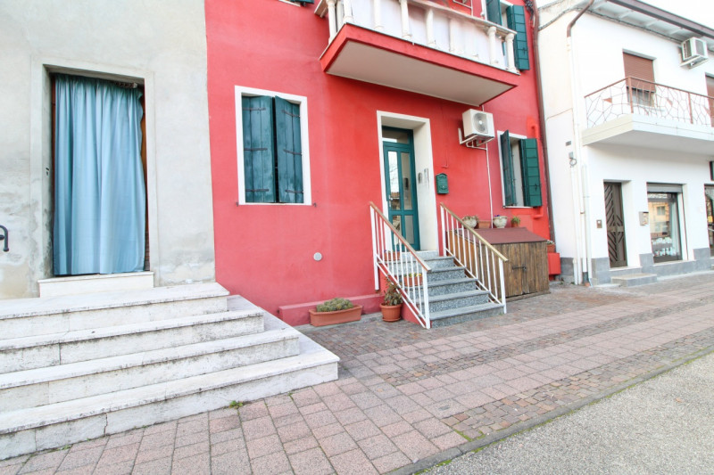 Nel cuore di Pernumia, proponiamo in vendita una splendida casa a schiera porzione centrale, rece...