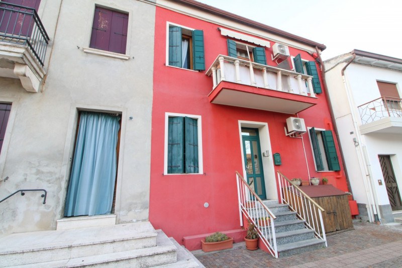 Nel cuore di Pernumia, proponiamo in vendita una splendida casa a schiera porzione centrale, rece...