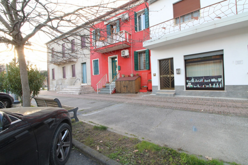Nel cuore di Pernumia, proponiamo in vendita una splendida casa a schiera porzione centrale, rece...