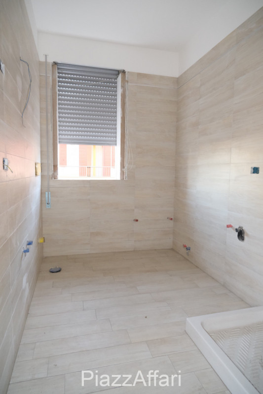 Porzione di villa a schiera su più livelli con ampio giardino di proprietà, ubicata in centro pae...