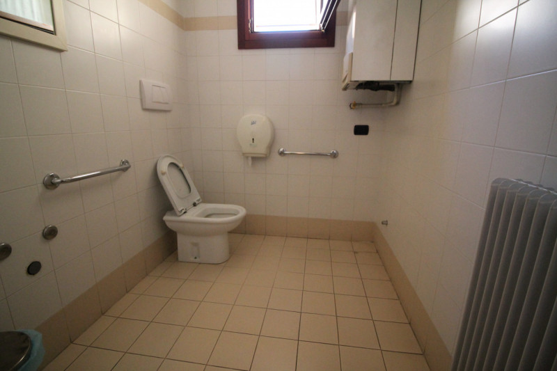 Situato nel cuore pulsante del comune di Motta di Livenza (TV) in zona di forte passaggio, propon...