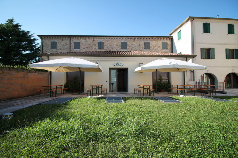 Situato nel cuore pulsante del comune di Motta di Livenza (TV) in zona di forte passaggio, propon...