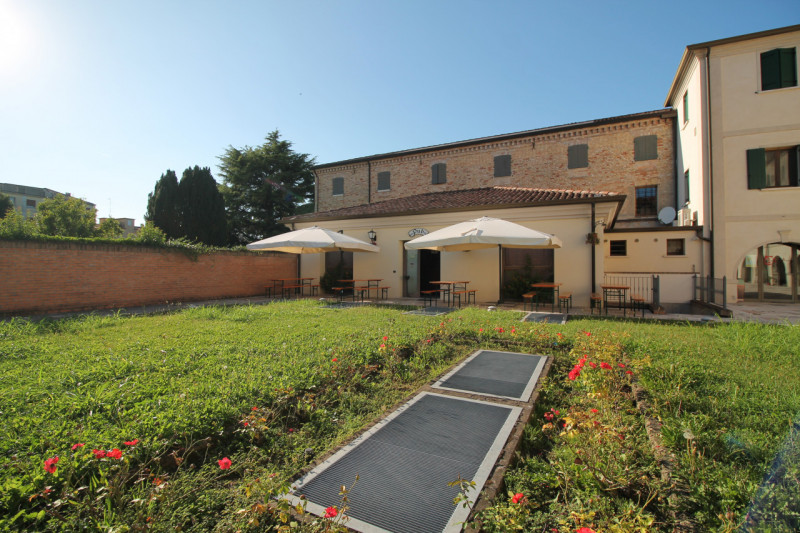 Situato nel cuore pulsante del comune di Motta di Livenza (TV) in zona di forte passaggio, propon...