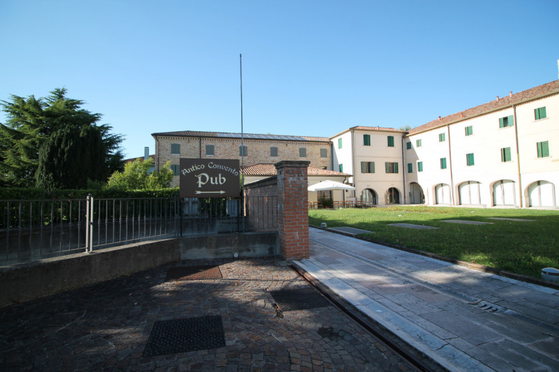 Situato nel cuore pulsante del comune di Motta di Livenza (TV) in zona di forte passaggio, propon...