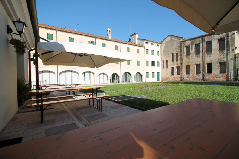 Situato nel cuore pulsante del comune di Motta di Livenza (TV) in zona di forte passaggio, propon...