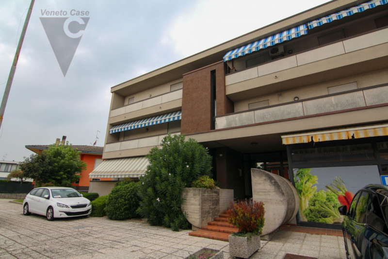 Nel cuore di Conselve, a pochi passi da tutti i principali servizi, è in vendita un appartamento ...