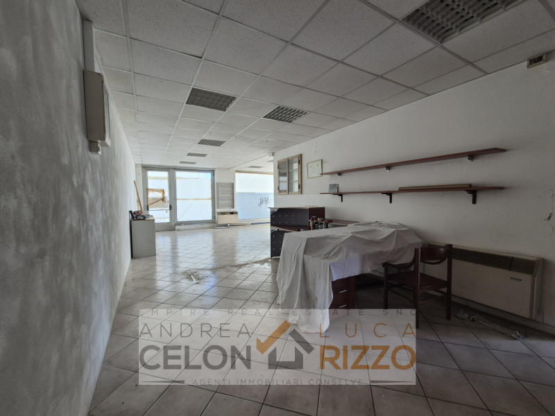 In pieno centro a Conselve, in una zona di forte passaggio e con grande visibilità, proponiamo in...