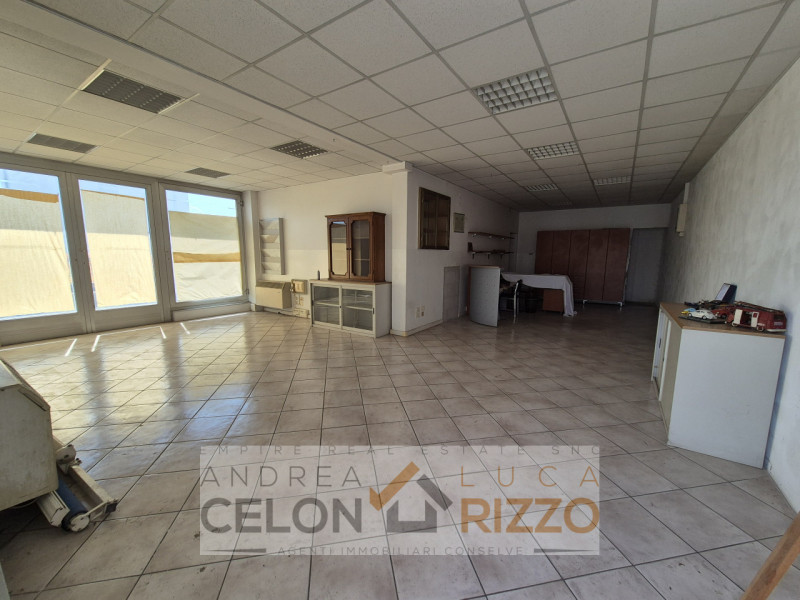 In pieno centro a Conselve, in una zona di forte passaggio e con grande visibilità, proponiamo in...