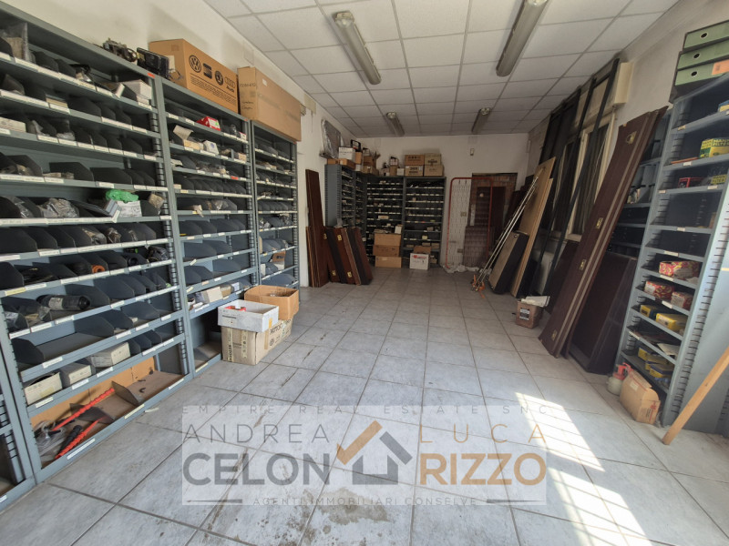 In pieno centro a Conselve, in una zona di forte passaggio e con grande visibilità, proponiamo in...