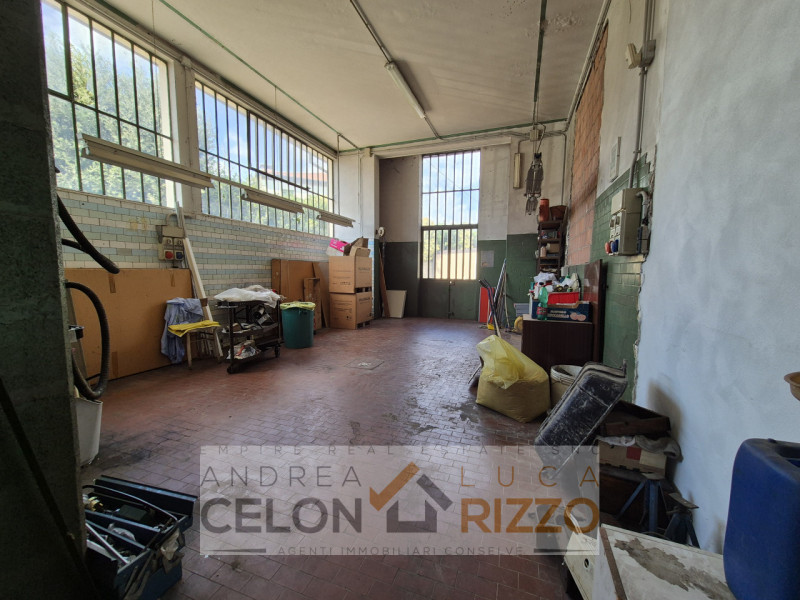 In pieno centro a Conselve, in una zona di forte passaggio e con grande visibilità, proponiamo in...