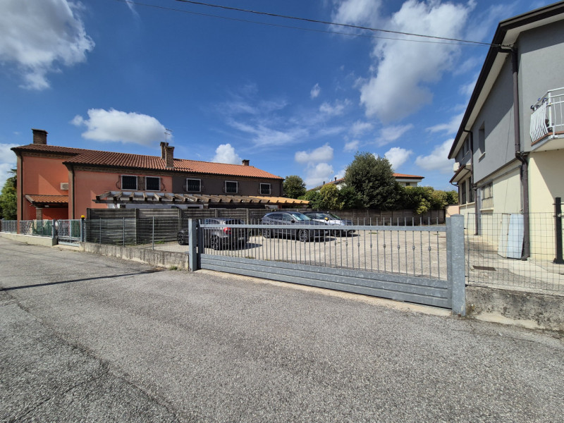 In pieno centro a Conselve, in una zona di forte passaggio e con grande visibilità, proponiamo in...