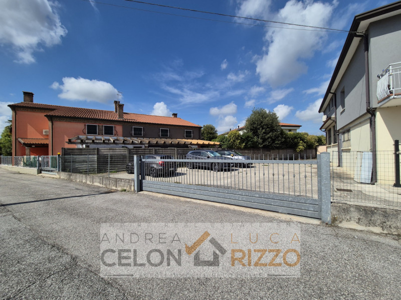 In pieno centro a Conselve, in una zona di forte passaggio e con grande visibilità, proponiamo in...