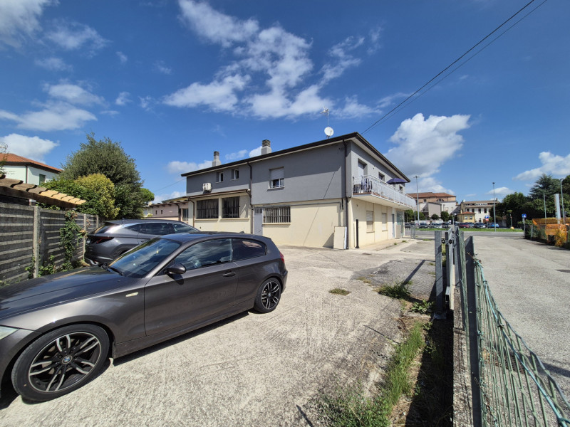 In pieno centro a Conselve, in una zona di forte passaggio e con grande visibilità, proponiamo in...