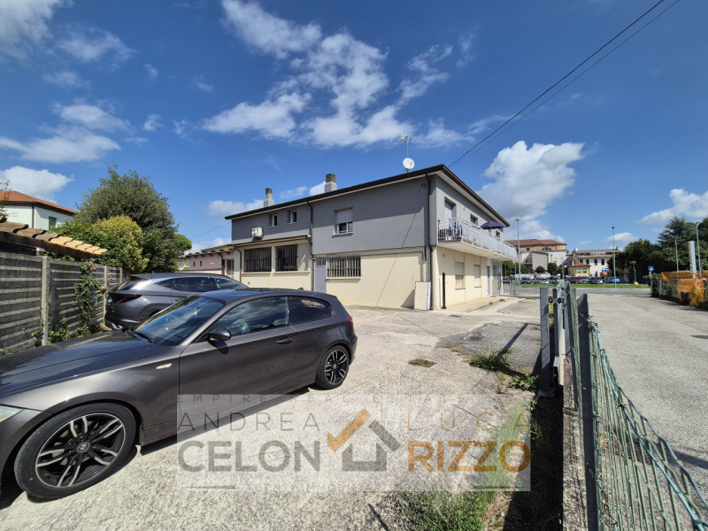 In pieno centro a Conselve, in una zona di forte passaggio e con grande visibilità, proponiamo in...