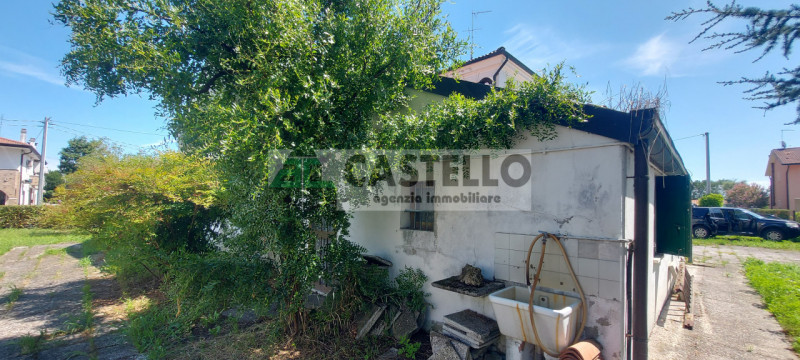 Campodarsego – Frazione Bronzola

In posizione tranquilla ma comoda al centro del paese, proponia...