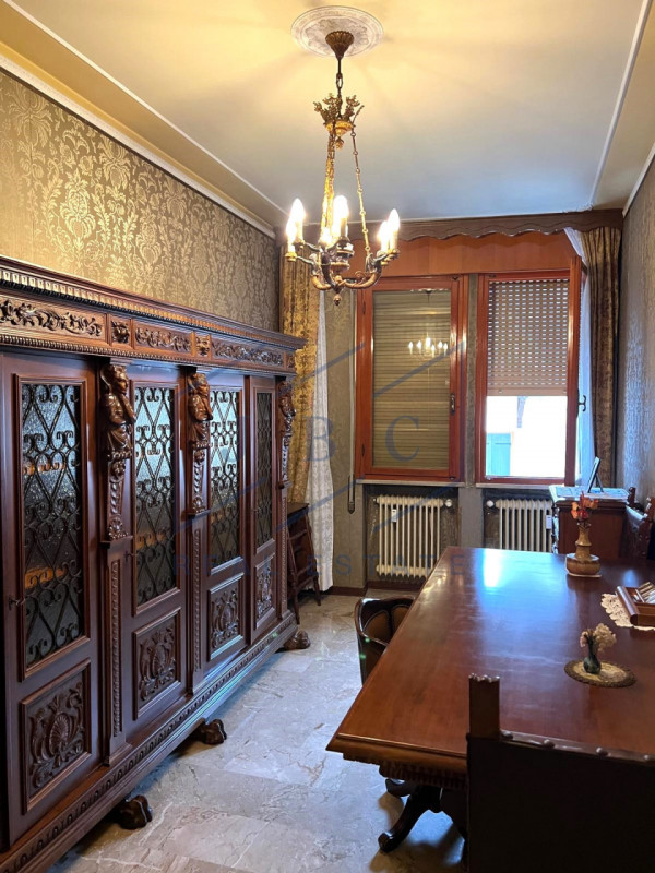 Proponiamo in pieno centro a Motta di Livenza, appartamento al secondo piano con ascensore in con...