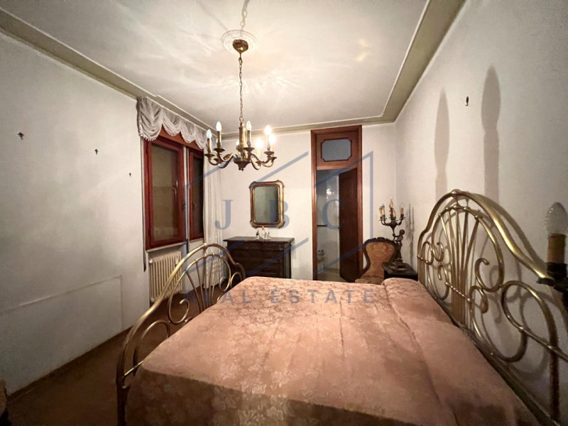 Proponiamo in pieno centro a Motta di Livenza, appartamento al secondo piano con ascensore in con...