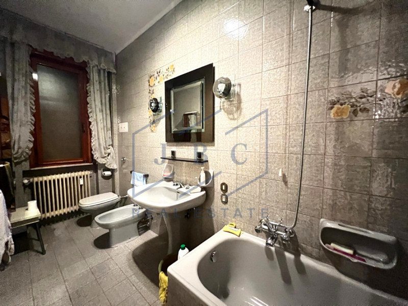 Proponiamo in pieno centro a Motta di Livenza, appartamento al secondo piano con ascensore in con...