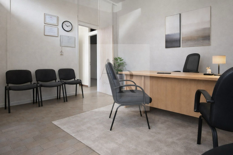 Stra: Proponiamo in vendita, su strada di forte passaggio con possibilità di parcheggio, un ampio...