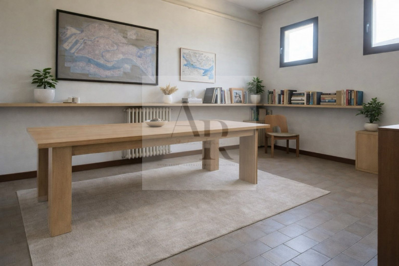 Stra: Proponiamo in vendita, su strada di forte passaggio con possibilità di parcheggio, un ampio...