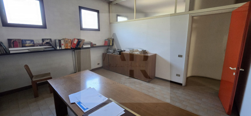 Stra: Proponiamo in vendita, su strada di forte passaggio con possibilità di parcheggio, un ampio...