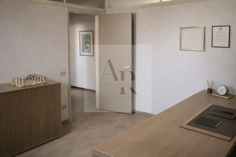 Stra: Proponiamo in vendita, su strada di forte passaggio con possibilità di parcheggio, un ampio...