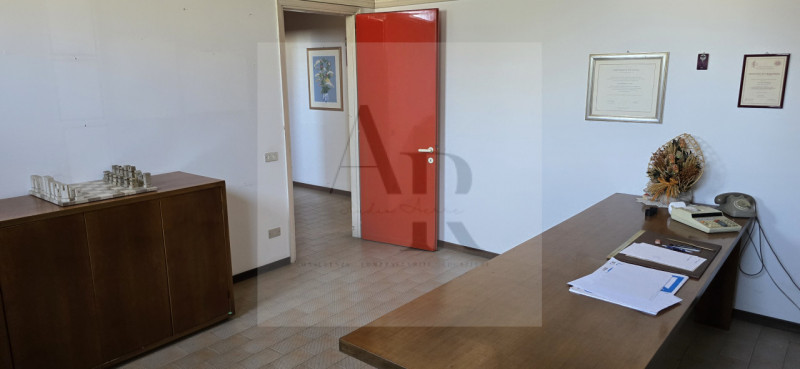 Stra: Proponiamo in vendita, su strada di forte passaggio con possibilità di parcheggio, un ampio...