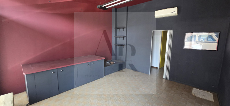 Stra: Proponiamo in vendita, su strada di forte passaggio con possibilità di parcheggio, un ampio...