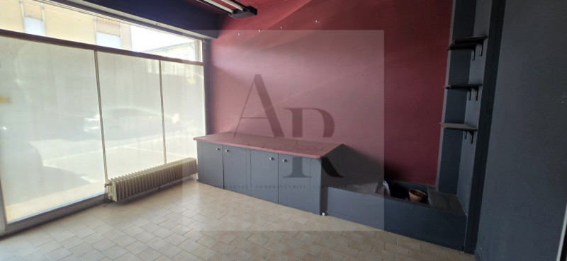 Stra: Proponiamo in vendita, su strada di forte passaggio con possibilità di parcheggio, un ampio...