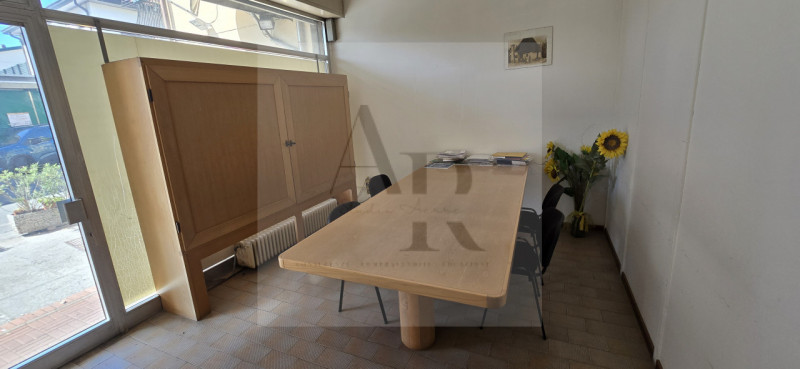 Stra: Proponiamo in vendita, su strada di forte passaggio con possibilità di parcheggio, un ampio...