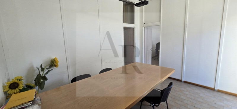 Stra: Proponiamo in vendita, su strada di forte passaggio con possibilità di parcheggio, un ampio...