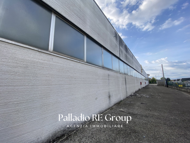 Capannone Produttivo-Industriale -Artigianale inserito in area indipendente e privata con 2 acces...