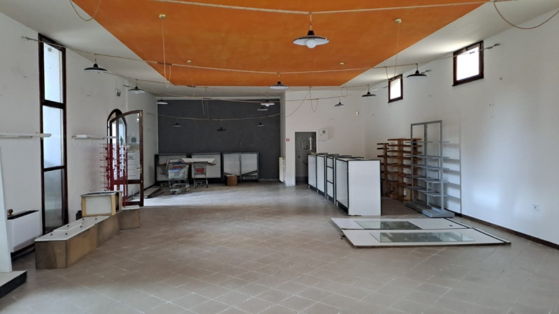 Teolo, nella servita località di Bresseo, proponiamo in affitto spazioso locale ad uso commercial...