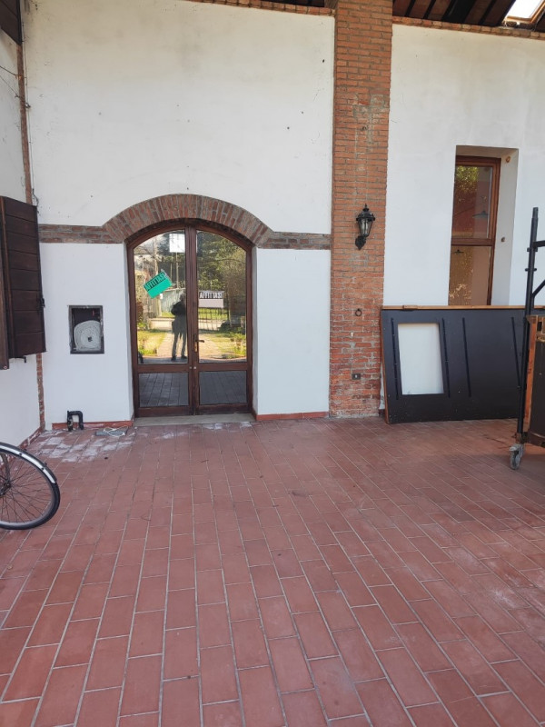 Teolo, nella servita località di Bresseo, proponiamo in affitto spazioso locale ad uso commercial...