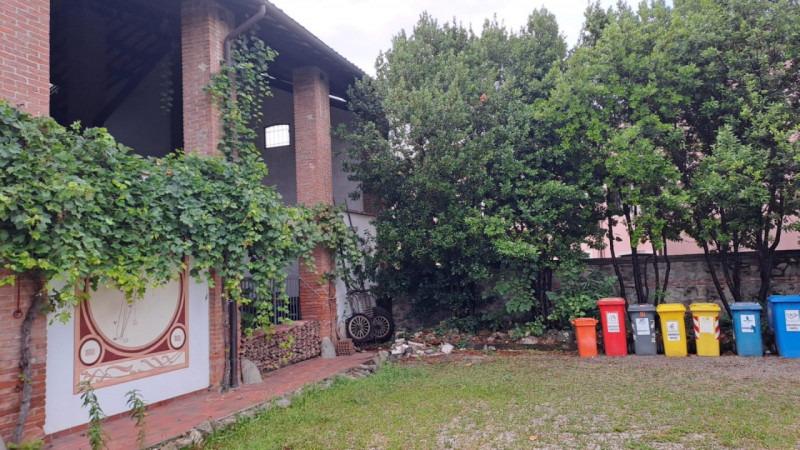 Teolo, nella servita località di Bresseo, proponiamo in affitto spazioso locale ad uso commercial...