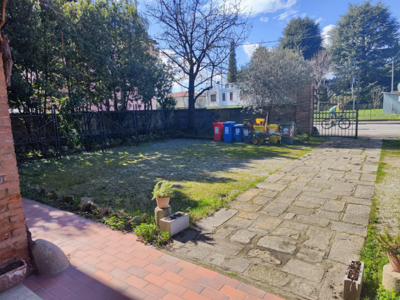 Teolo, nella servita località di Bresseo, proponiamo in affitto spazioso locale ad uso commercial...