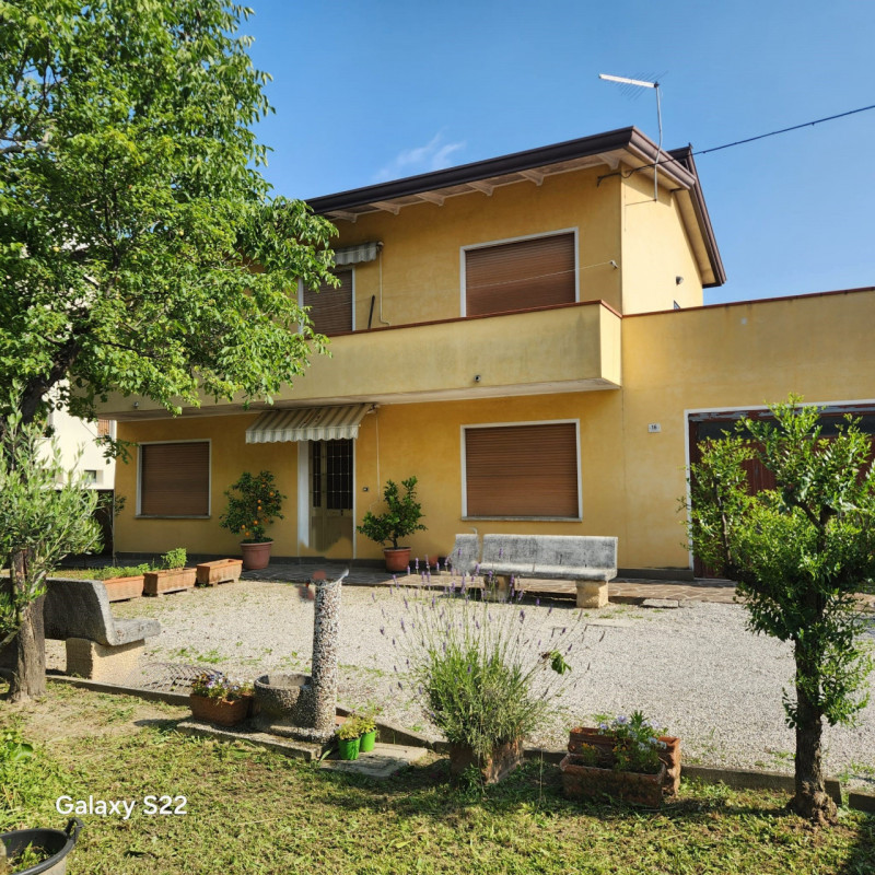 PIANIGA-Mellaredo centro-: situata nel centro di Mellaredo, questa casa singola con una superfici...