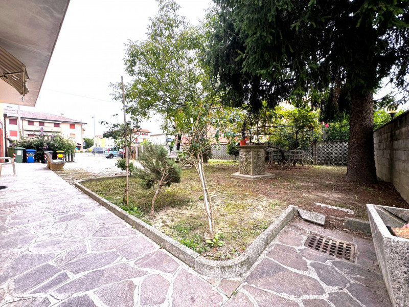 PIANIGA-Mellaredo centro-: situata nel centro di Mellaredo, questa casa singola con una superfici...