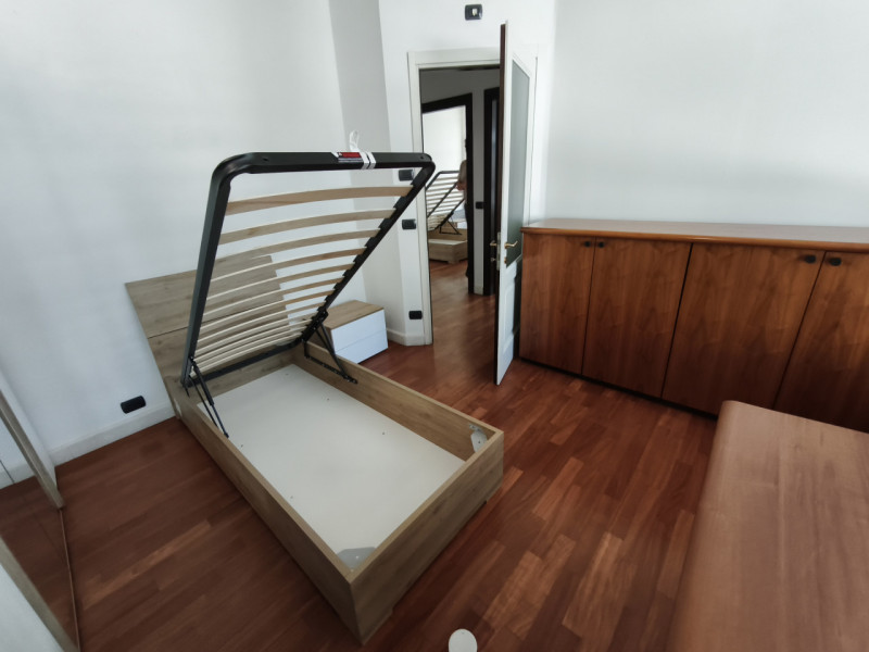 In affitto, proponiamo un luminoso appartamento trilocale situato al primo piano di una palazzina...