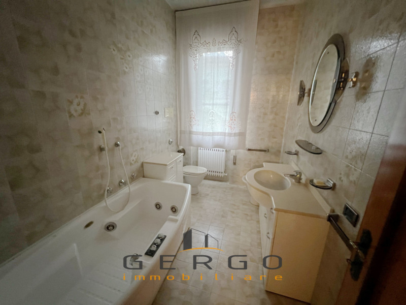 (Per INFO Cristina 3389226442) Non per studenti. Situato a Padova, nel quartiere Madonna Pellegri...