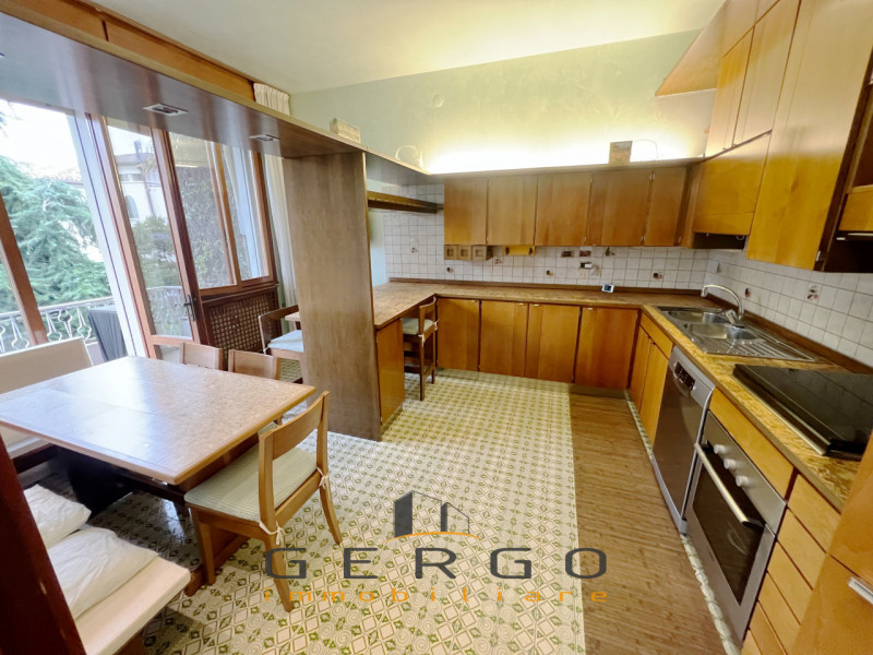 (Per INFO Cristina 3389226442) Non per studenti. Situato a Padova, nel quartiere Madonna Pellegri...