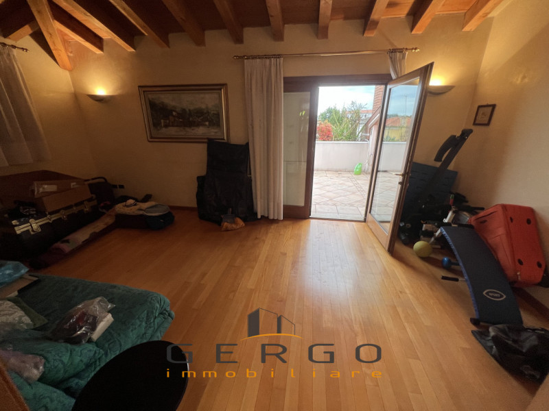 (Per INFO Cristina 3389226442) Non per studenti. Situato a Padova, nel quartiere Madonna Pellegri...