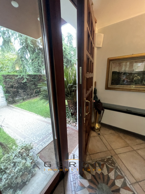 (Per INFO Cristina 3389226442) Non per studenti. Situato a Padova, nel quartiere Madonna Pellegri...