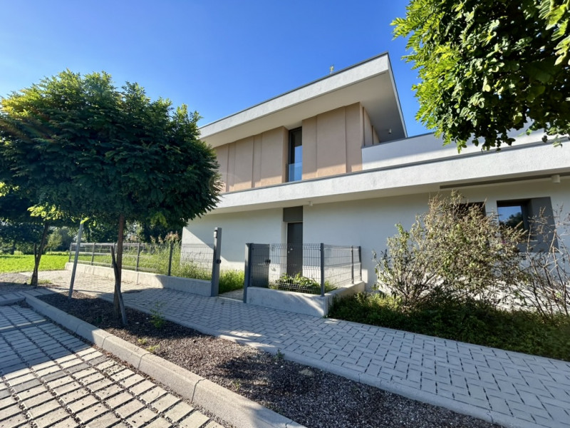 Quando vieni a scoprirla?? 
Questa RESIDENZA A SCHIERA è inserita in un MODERNO contesto di dodic...