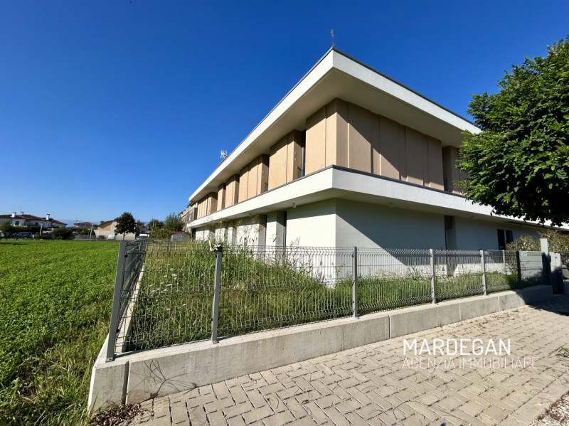 Quando vieni a scoprirla?? 
Questa RESIDENZA A SCHIERA è inserita in un MODERNO contesto di dodic...