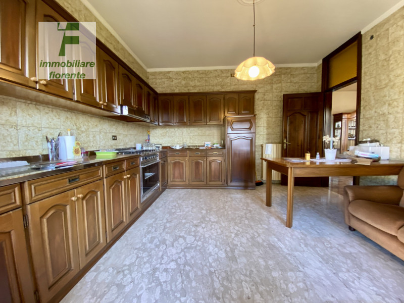 SIGNORILE...COMODA AI SERVIZI A PIEDI...LIBERA SUBITO...SU UN LOTTO DI TERRENO DI CIRCA MQ 1.000....