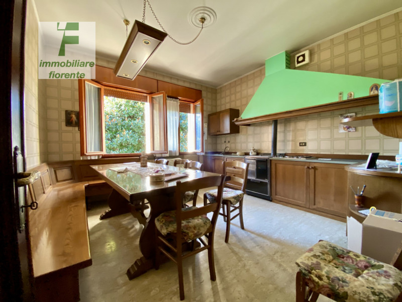 SIGNORILE...COMODA AI SERVIZI A PIEDI...LIBERA SUBITO...SU UN LOTTO DI TERRENO DI CIRCA MQ 1.000....