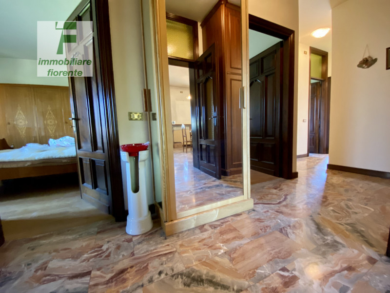 SIGNORILE...COMODA AI SERVIZI A PIEDI...LIBERA SUBITO...SU UN LOTTO DI TERRENO DI CIRCA MQ 1.000....